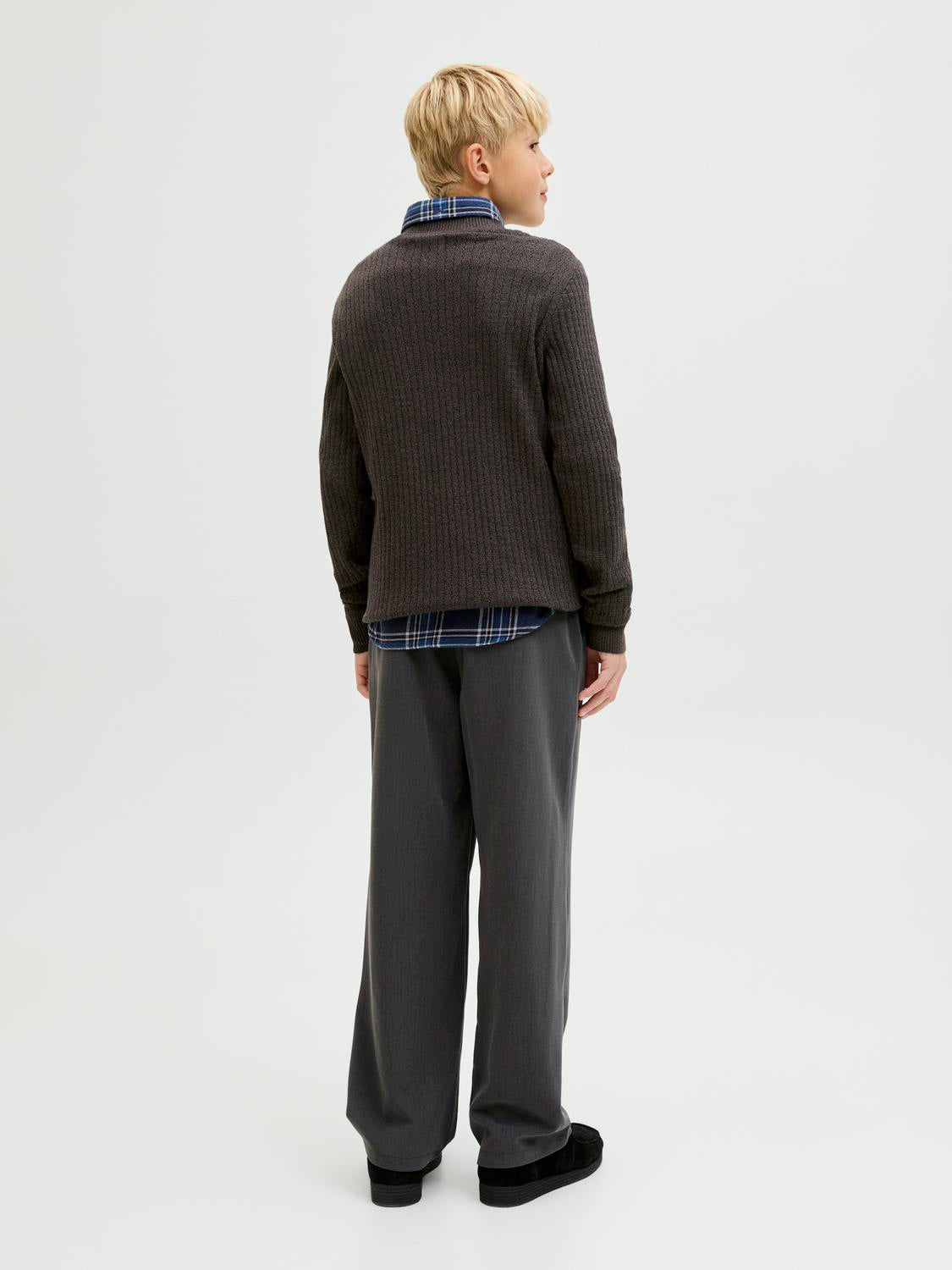 model_shot-back